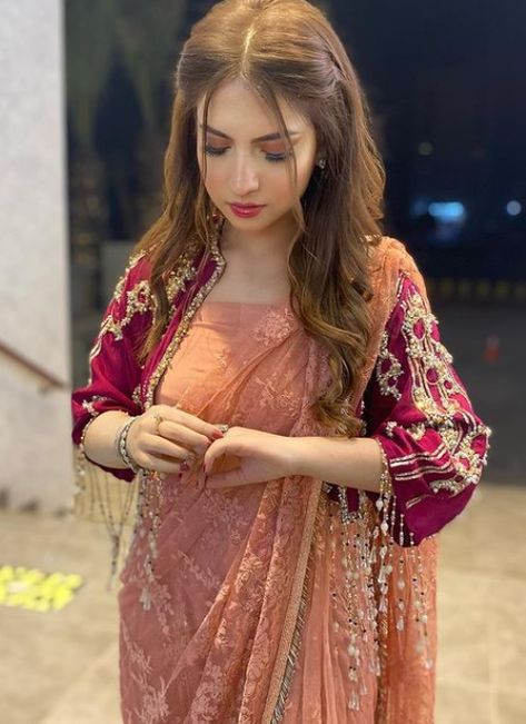 Dananeer Mobeen Biography Saree New Style, Pakistani Saari Designs, Dananeer Mobeen Dress, Pakistani Hairstyles Party Simple, Dananeer Mobeen Without Makeup, Dananeer Mobeen In Saree, Dananeer Mobeen Dress Casual, Dananeer Mobeen In Black Dress, Dananeer Mobeen Very Filmy Dresses