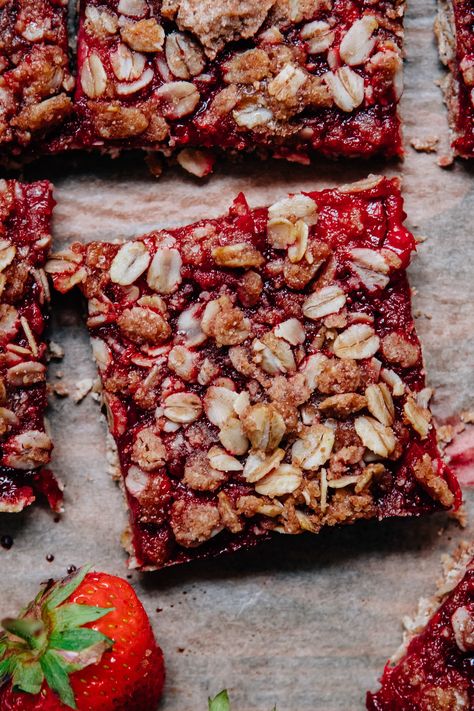 Strawberry Crumble Bars | Well and Full | #dessert #summerrecipe Healthy Strawberry Crumble, Strawberry Crumble Bars, Bars Recipes Healthy, Oatmeal Bars Recipes, Strawberry Oatmeal Bars, Strawberry Crumble, Strawberry Bars, Strawberry Breakfast, Strawberry Oatmeal