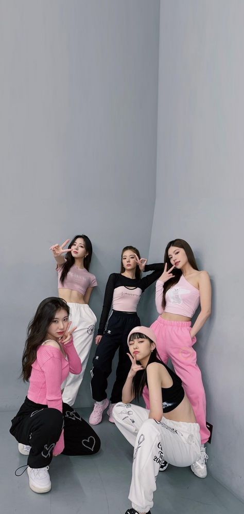 ITZY WALLPAPER Itzy Background Wallpaper, Itzy Ot5 Wallpaper, Itzy Pink, Pink Lyrics, Itzy Wallpaper, Group Pictures, Wallpaper Ideas, Picture Light, Kpop Wallpaper