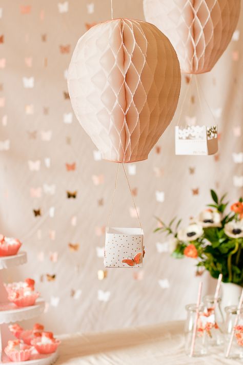 hot air balloon party decor Hot Air Balloon Party Decorations, Diy Hot Air Balloons, Trendy Party Decor, Deco Ballon, Hot Air Balloon Party, Hot Air Balloon Decorations, Diy Nursery Decor, Paper Party Decorations, Wedding Crafts Diy