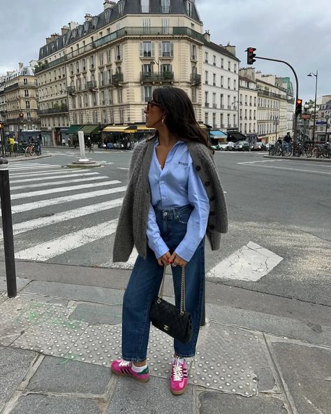 Colorful Sneakers Outfit, Pink Adidas Outfit, Pink Sneakers Outfit, Pink Shoes Outfit, Adidas Gazelle Outfit, Adidas Gazelles, Bright Sneakers, Sneakers Outfit Casual, Blue Jean Outfits