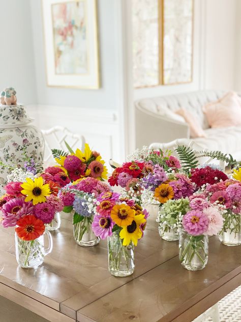 Wild Flower Mason Jar Centerpieces, Daisy Flower Arrangements Mason Jars, Casual Floral Centerpieces, Small Bouquet Centerpieces, Spring Wildflower Centerpieces, Bbq Flower Arrangements, Wildflowers In Mason Jars, Wildflower Mason Jar Centerpieces, Zinnia Sunflower Bouquet