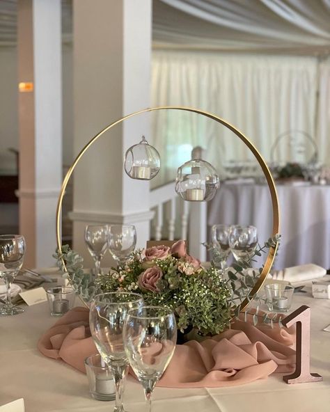 Circle Flower Centerpieces, Hoop Ring Centerpieces, Wedding Hoop Table Decorations, Circle Centrepiece Wedding, Circle Wedding Centerpieces, Round Hoop Centerpieces Wedding, Gold Hoop Wedding Centerpiece, Botanical Hoop Centerpiece, Wedding Hoop Centerpieces