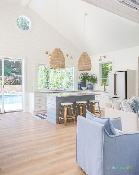 Small Beach House Kitchen, Coastal Living Kitchen, Small Beach House Interior, Coastal Chic Kitchen, Small Coastal Kitchen, White Coastal Kitchen, Pool House Kitchen, Coastal Kitchen Ideas, Hamptons Kitchen