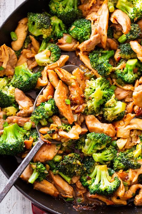 This quick and tasty paleo chicken and broccoli stir fry uses clean simple ingredients and is so much healthier than takeout but just as fast! It’s family approved and great for weeknight dinners. I love serving it over fried cauliflower rice to keep it paleo, Whole30 compliant and low carb too. #paleo #whole30 #cleaneating #keto Paleo Stir Fry, Chicken And Broccoli Stir Fry, Paleo Running Momma, Whole 30 Meal Plan, Whole30 Dinner Recipes, Kolaches Recipe, Octoberfest Food, Texmex Food, Diner Recept