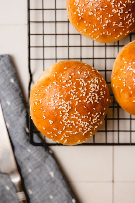 Potato burger buns, made using instant mashed potatoes, are the perfect soft yet sturdy bun for all your burgers and sandwiches. Potato Burger, Sweet Potato Rolls, Instant Mashed Potatoes, Instant Potatoes, Potato Flakes, Potato Roll, Sweet Buns, Burger Buns, Everything Bagel