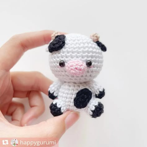 Tutoriales de amigurumis fáciles de ANIMALES DE GRANJA a crochet 🧑🏻‍🌾 Crochet Amigurumi Keychain, Crochet Pattern Cow, Amigurumi Teddy Bear, Crochet Keychains, Amigurumi Keychain, Easy Amigurumi, Mini Cows, Amigurumi Cow, Easy Crochet Animals