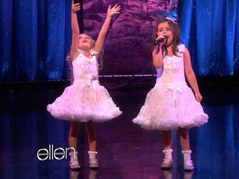 Sophia Grace and Rosie. They make me happy. Nicki Minaj Starships, Sophia Grace And Rosie, Sophie Grace, Sophia Grace, Ellen Show, Youtube Sensation, The Ellen Show, Ballerina Girl, Old Hands