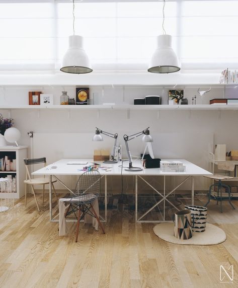 If you prefer a more minimal design approach, this may be the perfect home office inspiration for you Ruangan Studio, Desk Workspace, Workspace Studio, Shared Office, Decor Studio, Dream Office, Simple Desk, Creative Workspace, Workspace Inspiration