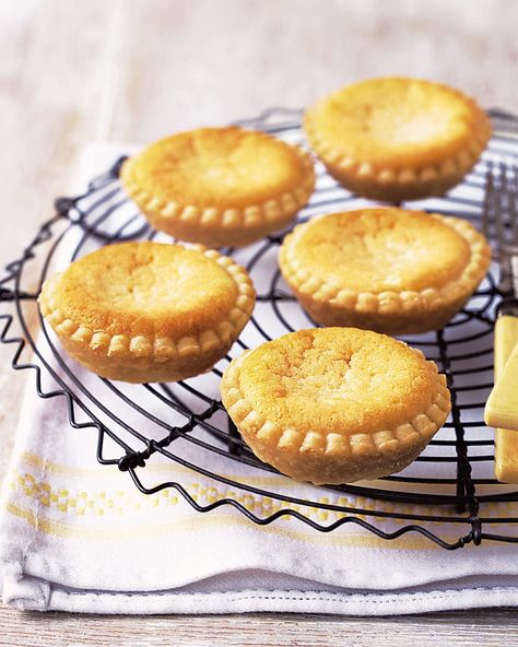 These almond tarts, featured on the Great British Bake Off, are thought to have originated in the royal kitchens at Hampton Court Palace. Maids Of Honor Tarts Recipe, Almond Tarts, British Baking Show Recipes, Curd Cheese, Puff Pastry Filling, Tarts Recipe, The Great British Bake Off, Uk Recipes, King Henry Viii