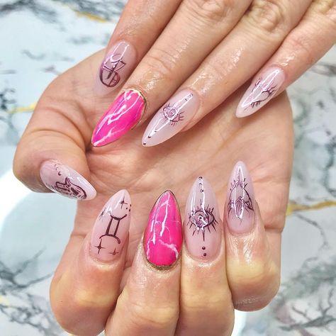 Would get these nails in a heartbeat😍💅 📷 venenorosa.mx #witchy #witch #witchesofinstagram #witchcraft #witchyvibes #witchythings #pagan #witches #wicca #goth #magick #magic #halloween #gothic #crystals #tarot #witchlife #witchywoman #wiccan #occult #nails #nail Occult Nails, Tarot Nails, Magical Nails, Nails Tattoo, Witch Nails, Cartoon Nails, Witchy Nails, Nail Jewels, Halloween Gothic