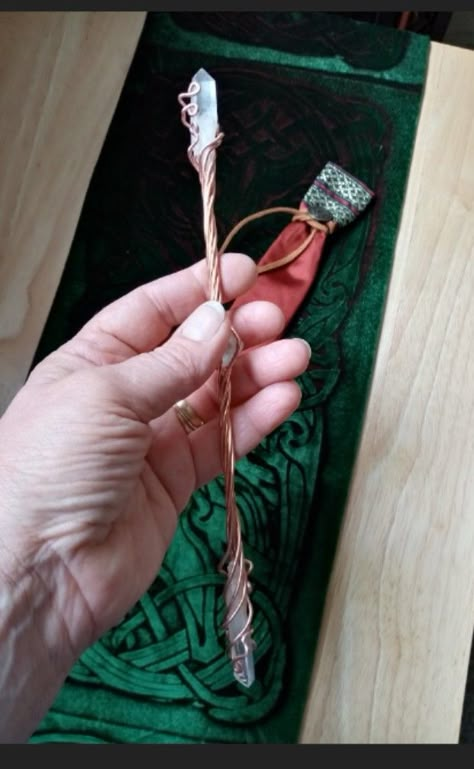 Wire Wrapped Jewelry Witch, Diy Wand Witchcraft, Wire Wrapped Wand, Wire Wand Diy, Diy Wand Wicca, Wire Wrapped Crystal Wands, Crystal Wire Broom, Wire Wrapped Crystal Wand, Wooden Wand