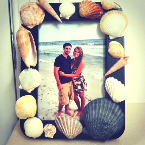 Sea shells. Crafts. DIY. Picture frame. Sea Shells Crafts, Painting Sea Shells, Crafts For Boyfriend, Painting Seashells, Beach Crafts For Kids, Shells Crafts, Diy Picture Frame, Beach Craft, Shells Diy