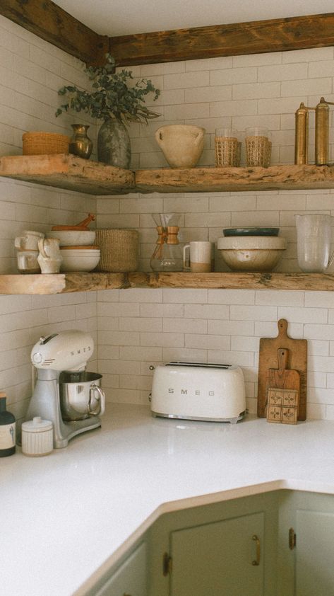 Modern Farmhouse Kitchen Backsplash, Farmhouse Kitchen Backsplash, Casa Vintage, Green Cabinets, Modern Farmhouse Kitchens, Decor Minimalist, Kitchen Style, Rustic Kitchen, Home Decor Tips