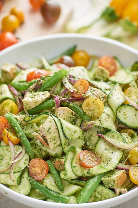 A no-lettuce salad that's anything but boring. Pesto Salad Recipes, Veggie Pesto, Salads For Lunch, Zucchini Zoodles, Salad Shooter, Pesto Salad, Easy Chicken Breast, Salad Ideas, Lunch Salads