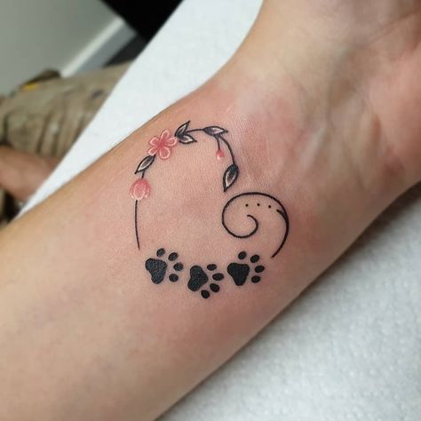 Paw Print Tattoo Ideas, Tattoo Perro, Cat Paw Print Tattoo, Dog Pawprint Tattoo, Cat Paw Tattoos, Tatoo Dog, First Tattoo Ideas, Cute Tattoos On Wrist, Dog Print Tattoo