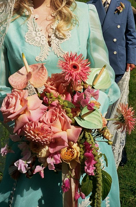 Bride in aqua Gucci wedding dress holding a pink bridal bouquet Funky Wedding Bouquets, Weird Bouquet, Florist Inspiration, Retro Wedding Theme, Orange And Pink Flowers, Orange Bridal Bouquet, Pink Bridal Bouquet, 80s Wedding, Funky Wedding