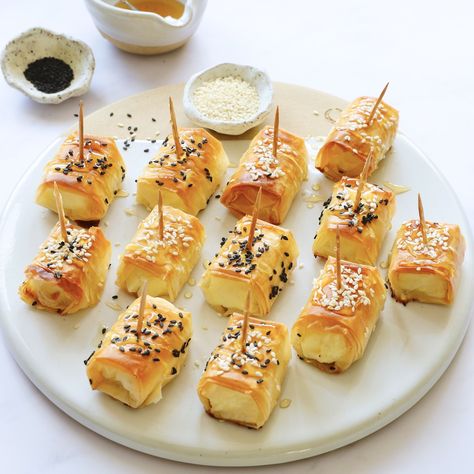 Easy 5-Ingredient Filo-Wrapped Feta Appetizers - Marilena's Kitchen Greek Cheese Pie, Greek Snacks, Greek Bread, Super Easy Appetizers, Bagel Toppings, Greek Appetizers, Greek Cheese, Easy To Make Appetizers, Filo Pastry