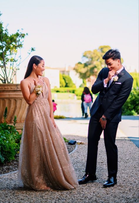 Sibling Prom Pictures, Formal Couple Poses Photography, Fun Prom Pictures Poses, Prom Family Photo Ideas, Prom Pictures Ideas Solo, Prom Photo Inspiration, Matric Dance Photos, Prom Picture Poses For Couples Funny, Prom Pictures With Date