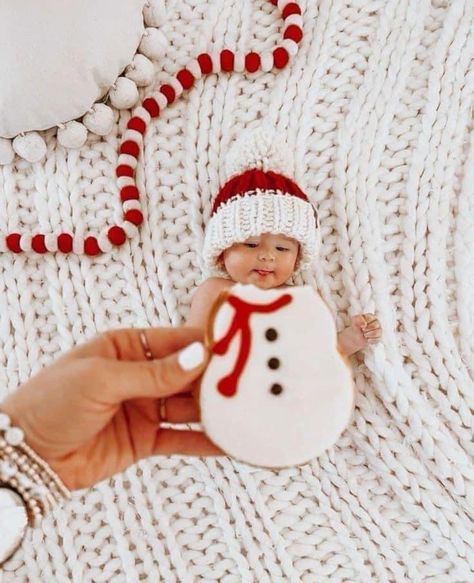 Holiday Baby Pictures, Baby Christmas Photoshoot, Natal Baby, Baby Holiday Photos, Baby Christmas Photography, Newborn Christmas Photos, Christmas Baby Pictures, Themed Photoshoot, Baby Christmas Photos