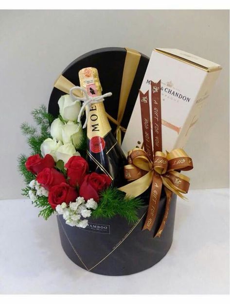 Wine And Flowers Gift, Christmas Lights On House, Wine Gift Box Ideas, Bottle Gift Wrapping, Chocolate Flowers Bouquet, Valentines Day Baskets, Valentine's Day Gift Baskets, Flower Box Gift, Wine Gift Baskets