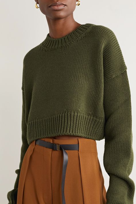 Cropped Knitted Sweater, Walk Photo, Army Green Sweater, Bottega Veneta Clutch, Style Crush, Professional Outfits, Green Sweater, Knitting Inspiration, Neutral Tones