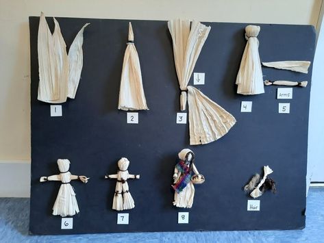 Corn Husk Dolls - Historic Deerfield American Corn, Corn Husk Crafts, Waldorf Art, Corn Husks, Corn Husk Dolls, Nifty Crafts, Native American Symbols, Pumpkin Farm, Native American Crafts