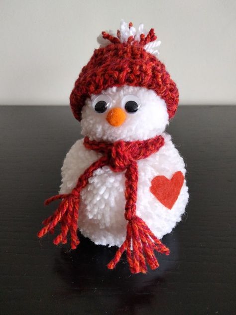 Simple Christmas Ornaments To Make, Pom Pom Snowman, Easy Yarn Crafts, Christmas Decorations Diy Crafts, Christmas Yarn, Christmas Crafts For Kids To Make, Handmade Christmas Crafts, Noel Diy, Pom Pom Crafts