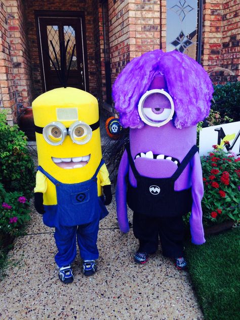 Evil minion costume Minion Family Costume Diy, Evil Minion Costume Diy, Halloween Costumes Minions, Minions Fancy Dress, Evil Minion Costume, Minion Adult Costume Diy, Purple Minion Costume, Minon Costume Cute, Minion Dress