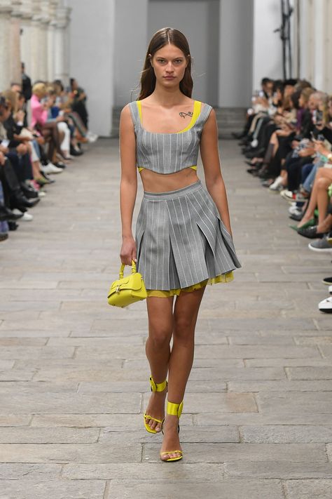 Ermanno Scervino - Spring 2023 Ready-to-Wear https://www.vogue.com/fashion-shows/spring-2023-ready-to-wear/ermanno-scervino/slideshow/collection#5 Rtw 2023, Spring 2023 Ready To Wear, 2023 Ready To Wear, Fashion Aesthetics, Spring Fashion Outfits, Runway Trends, Ermanno Scervino, Spring 2023, Yellow Fashion