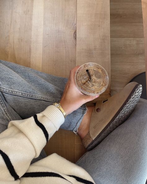 Birkenstock Outfit Inspo Clogs Fall Inspo Fall Outfit inspo Mocha Boston Clogs Outfit, Taupe Birkenstock Clogs Outfit, Birkenstock Mules Outfit, Birk Clogs Outfit, Cophengan Style, Brown Clogs Outfit, Photoshoot Shoes, Birkenstock Clogs Outfit, Birkenstock Sandals Outfit