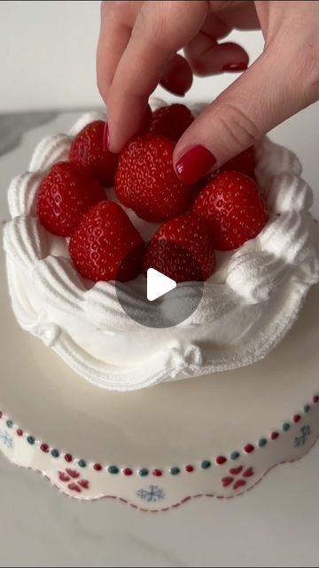 Pastry on Instagram: "My new interpretation of my favorite pavlova #pavlova #pavlovacake #bento #bentocake" Pistachio Pavlova, Pavlova Cake, Mini Pavlova, Strawberry Decorations, Cake Shapes, Eat Your Heart Out, January 20, Cooking Inspiration, Pavlova