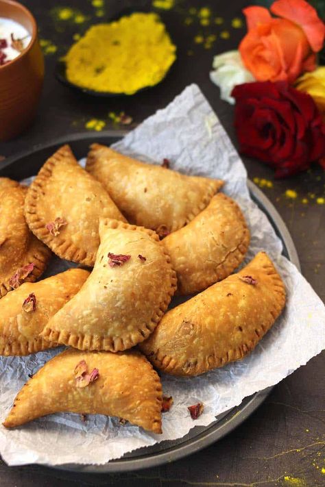 GUJIYA | HOW TO MAKE GUJIYA - Cook with Kushi Chunky Chocolate Chip Cookies, Jamaican Patties, Holi Recipes, Strawberry Santas, Christmas Strawberry, Diwali Recipes, School Cake, Eggless Desserts, Party Dip