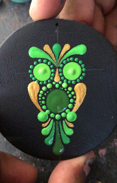 Feather Dot Painting, Dot Rocks Stone Painting, Frog Dot Painting, Dragon Fly Dot Art, Mandala Painted Rocks Easy, Easy Dot Mandala Patterns, Dotting Mandala Art, Dot Painting Ideas Patterns, Dot Painting Animals