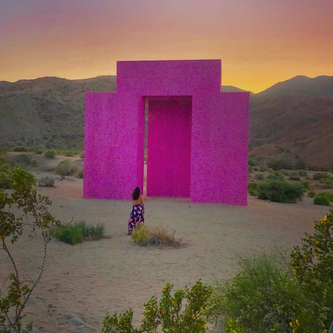 Check out "Dive In" & 5 of the other best Desert X art installations here....PLUS up-to-date maps & info!! Joshua Tree Art Installation, Sand Art Installation, Desert Installation, Iconic Runway, Best Desert, Colorful Architecture, Design Yard, Joshua Tree House, Marriage Celebration