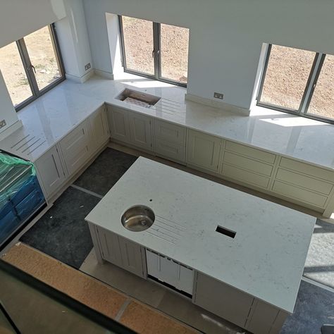 📸✨ Check out this polished white marble-effect quartz worktop and sleek island installation. Here’s what makes it stand out: ✔ Polished round sink cutout with integrated drainage grooves ✔ Rectangular pop-up socket on the island for extra power points ✔ Rectangular polished sink cutout on perimeter worktops ✔ Hot rods integrated into the quartz for safe and easy pan placement near the cooker 💡 Designed for both beauty and functionality! Ready to transform your kitchen with bespoke stone su... Quartz Worktop, Marble Worktops, Custom Kitchen Island, Round Sink, Power Points, Stone Surface, Luxury Kitchen Design, Kitchen Worktop, Marble Granite