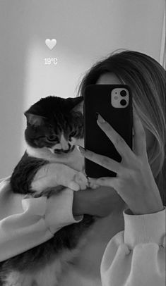 Pictures With Cats Instagram, Pet Story Instagram, Home Selfie Ideas, Selfie With Cat, Cat Instagram Story, Cat Tattoo Ideas, Shotting Photo, Selfie Poses Instagram, Instagram Photo Ideas Posts