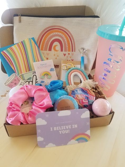 Teen Boxing, Big Gift Boxes, Girl Gift Baskets, Big Gift, Birthday Basket, Diy Birthday Gifts For Friends, Teenager Gifts, Birthday Box, Encouragement Gifts