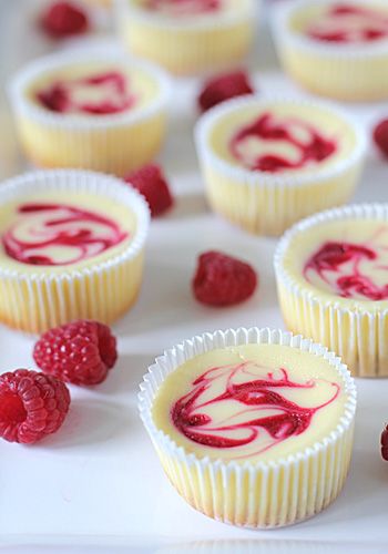 Raspberry Swirl Cheesecake, Raspberry Cheesecake, Cheesecake Bites, Mini Desserts, Sweets Treats, Cheesecake Recipes, Just Desserts, White Chocolate, Yummy Treats