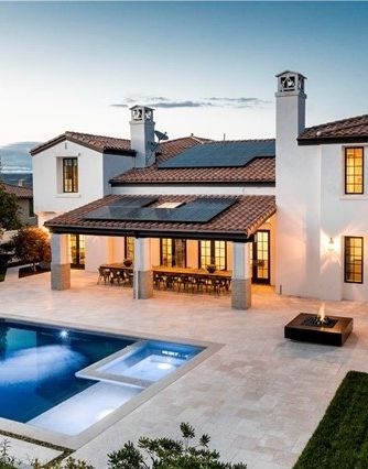 Kylie Jenner's luxurious Calabasas home just got a major makeover. Here's a look at the new backyard, go ahead and take a tour of the newly revamped house. Kylie Jenner Home, Neoclassical Exterior, Style Toscan, Kylie Jenner House, Kim House, Calabasas Homes, Calabasas California, Jenner House, Backyard Patio Deck