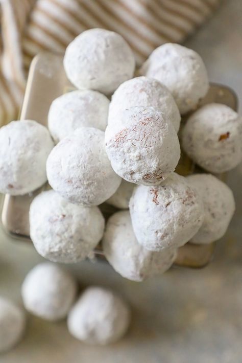 The Best Easy Powdered Sugar Donut Holes Recipe - breakfast #breakfast #dessert #sidedishes Christmas Vegan, Pecan Shortbread, Cookie Boxes, Cookies Vegan, Snowball Cookies, Vegan Christmas, Italian Cookies, Xmas Cookies, Cooking Classy