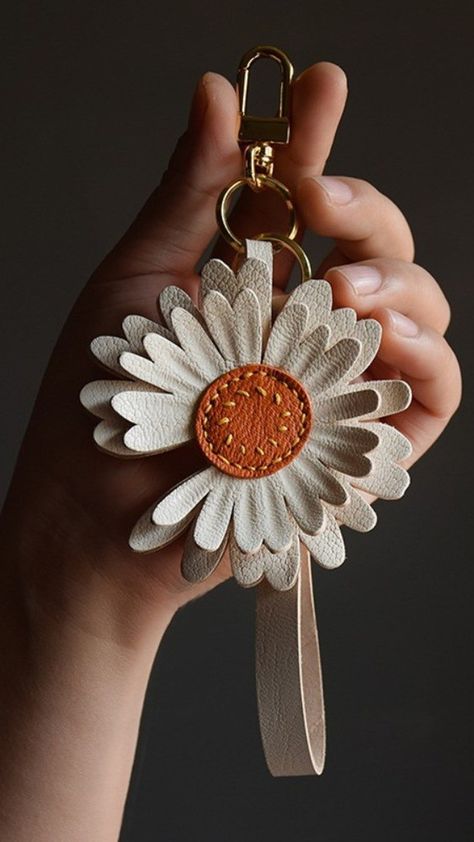 Daisy Leather Charm, Handmade Leather Bag Charm, Leather Handbag and Purse Charm, Daisy Keychain, Leather Gift, Bag Charm for Handbag - Etsy Canada Daisy Keychain, Daisy Bags, Keychain Leather, Leather Cuts, Custom Pendants, Handbag Charms, Leather Flowers, Leather Projects, Leather Gifts