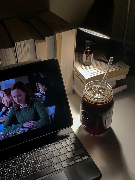 Rory Gilmore // Books // Night lights // Evening routine // study motivation // push yourself // be ambitious // college // ivy league // uni // university // Autumn vibe // Fall aesthetic // autumn winter aesthetic / cozy atmosphere / warm / warm aesthetic / cozy evenings / coffee / autumn outfits /  September / October / November Vibes / desk / work / discipline / motivation / autumn style / cute picture Brake Up Aethstetic, Babette Ate Oatmeal, Kaptan Jack Sparrow, Study Motivation Inspiration, Downtown Girl, Foto Ideas Instagram, Rory Gilmore, Studying Inspo, Study Inspiration