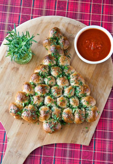 Because a real Christmas tree just isn't enough. Create this "Christmas Tree" Pull-Apart Bread for the holidays. Christmas Tree Pull Apart Bread, Christmas Tree Food, Dinner Christmas, Diner Recept, Dinner Event, Xmas Food, Dinner Meals, Holiday Appetizers, Christmas Party Food