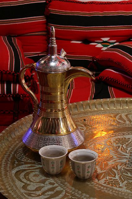 dallah and cups - omg the tray Arabian Coffee, Arabic Tea, Middle Eastern Culture, Arabic Coffee, Turkish Tea, Coffee Benefits, Coffee Pots, Turkish Coffee, Chocolate Pots