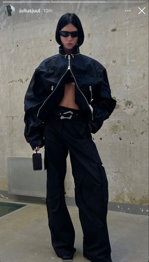 Matrix Aesthetic Outfit, Futurism Aesthetic Fashion, Industrial Aesthetic Fashion, Dark Techno Outfit, Cyberpunk Outfit Ideas, Paddock Fashion, Futch Fashion, Motocross Outfits, Techno Wear