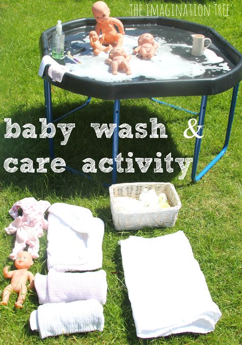 Set up this fun baby doll washing activity for toddlers and preschoolers to enjoy. Great role play for developing personal, social and emotional skills! Imagination Tree, Outdoor Play Spaces, Eyfs Activities, Nursery Activities, Childcare Activities, Cool Baby, Shower Bebe, Play Spaces, Messy Play