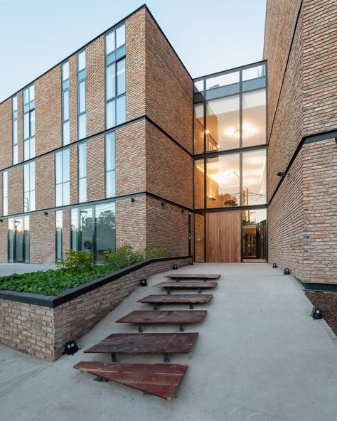 Bricks Building Architecture, Commercial Brick Building, Modern Brick Architecture, Brick Architecture Modern, Brick And Glass Facade, Modern Brick Facade, Brick Building Facade, Brick Building Architecture, Brick Office Building