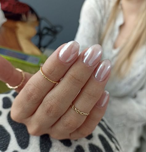 Hayley Bieber Nails Short, Clear Pearl Nails, Chrome Nails Clear, Round Pearl Nails, Chrome Clear Nails, Uñas Hayley Bieber, Nails Acrylic Vacation, Bailey Bieber Nails, Haylie Bieber Nails