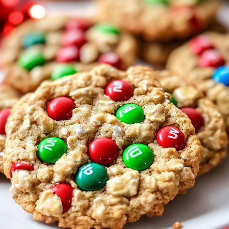 Christmas M&M Oatmeal Cookies - SavorySplash Christmas Oatmeal, Mnm Cookies, Xmas Cookies Recipes, Joy Of Baking, Christmas Cookie Recipes Holiday, Xmas Treats, Easy Christmas Cookie Recipes, Oatmeal Cookie Recipes, Chocolate Chip Oatmeal